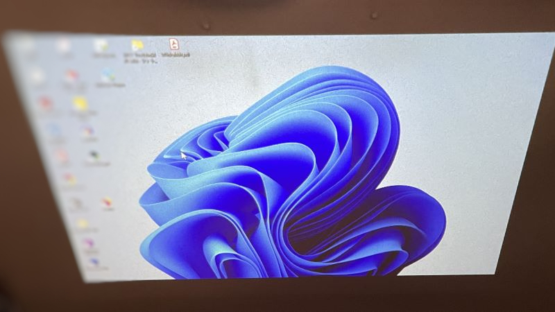 プロジェクターにパソコンをつないだ写真