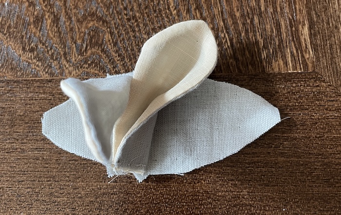 うさぎのぬいぐるみ　耳をつける