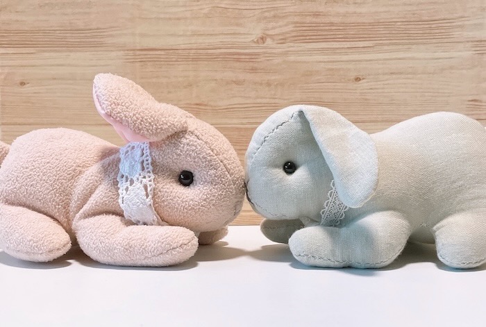 うさぎのぬいぐるみが並んでいる