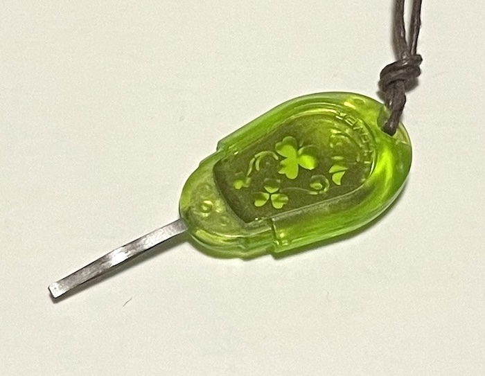 刺繍針用の糸通し