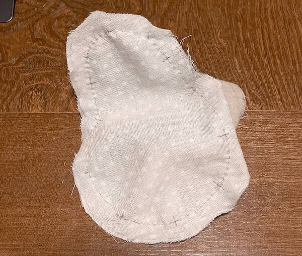 ミニチュア 背もたれ付きビーズ風クッション 布を縫う