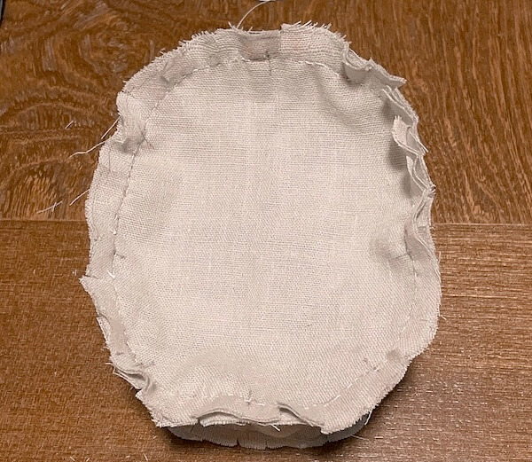 ミニチュア 背もたれ付きビーズ風クッション 布を縫う