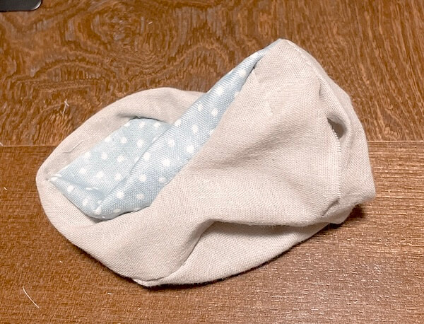 ミニチュア 背もたれ付きビーズ風クッション 布を縫う