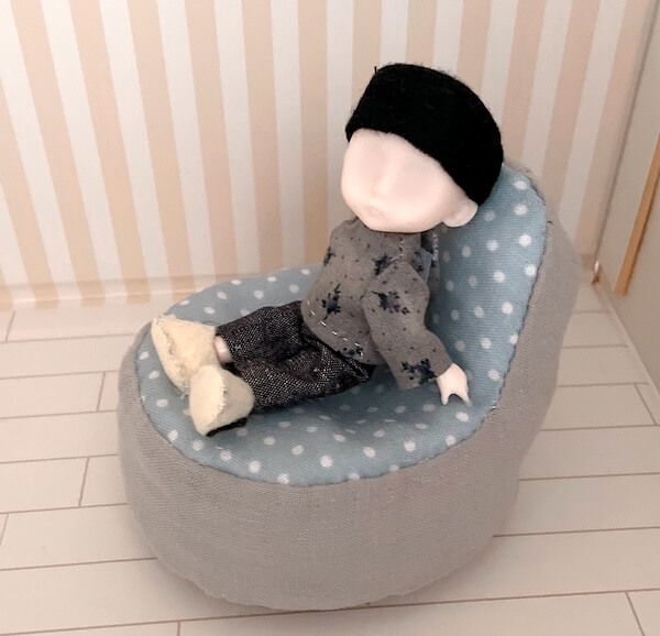 ミニチュア 背もたれ付きビーズ風クッション 完成 セリアドールと比較