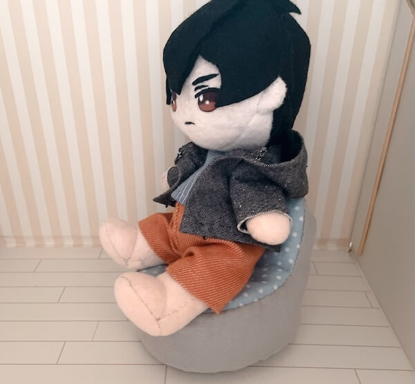 ミニチュア 背もたれ付きビーズ風クッション 完成 うちのぬいぐるみと比較