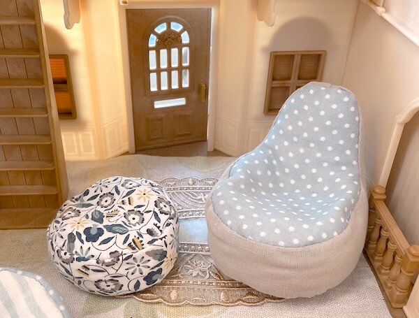 ミニチュア 背もたれ付きビーズ風クッション 完成 小さいビーズ風クッションと比較