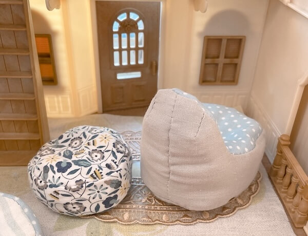 ミニチュア 背もたれ付きビーズ風クッション 完成 小さいビーズ風クッションと比較