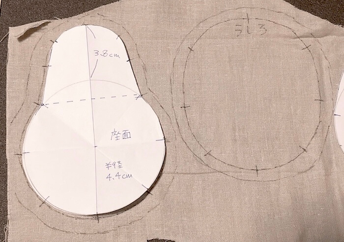 ミニチュア 背もたれ付きビーズ風クッション 布に型紙をうつす