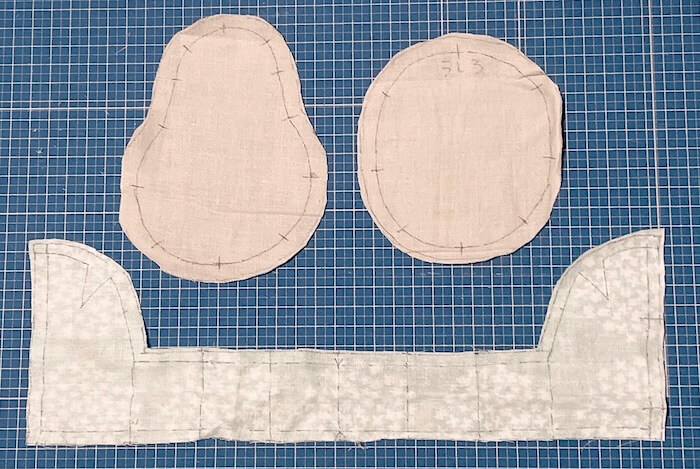 ミニチュア 背もたれ付きビーズ風クッション 布に型紙をうつす