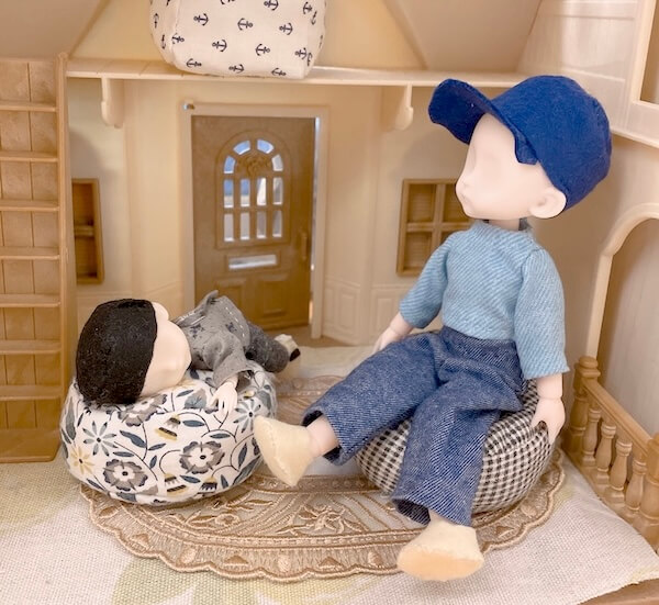 ぬい用クッションに座るセリアドールたち