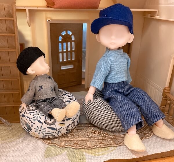 ぬい用クッション　ドールを座らせて比較