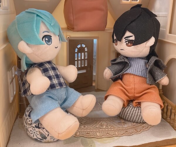 ぬい用クッションにぬいを座らせた