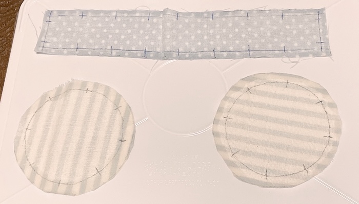 ガーゼ生地にほつれ止め液を塗ったところ