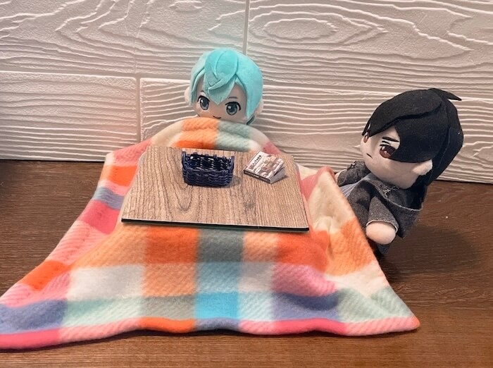 ぬいぐるみ用こたつ　ぬいぐるみが座っている