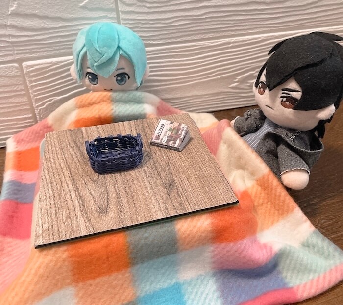 ぬいぐるみ用こたつ　ぬいぐるみが座っている