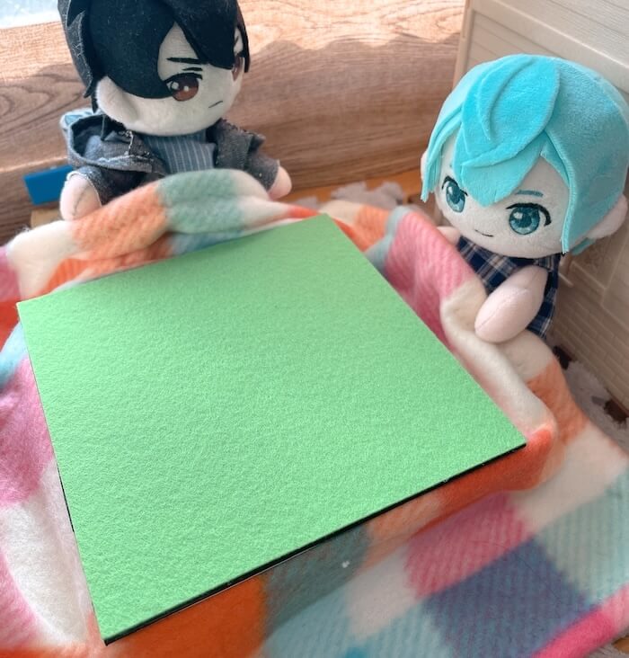 ぬいぐるみ用こたつ　天板の裏は緑のフェルト