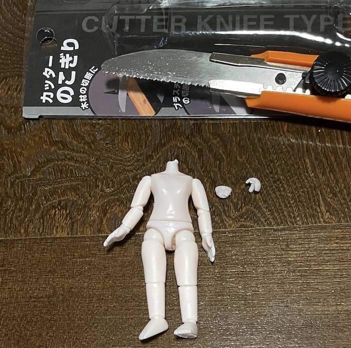 ダイソードールボディにセリアのドールヘッドをつける 切除
