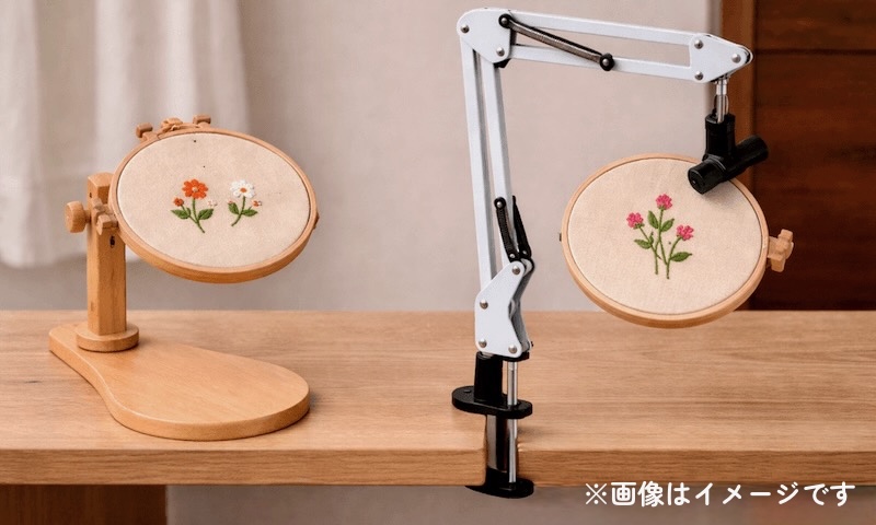 木製刺繍スタンドとアーム式刺繍スタンドが並んでいる