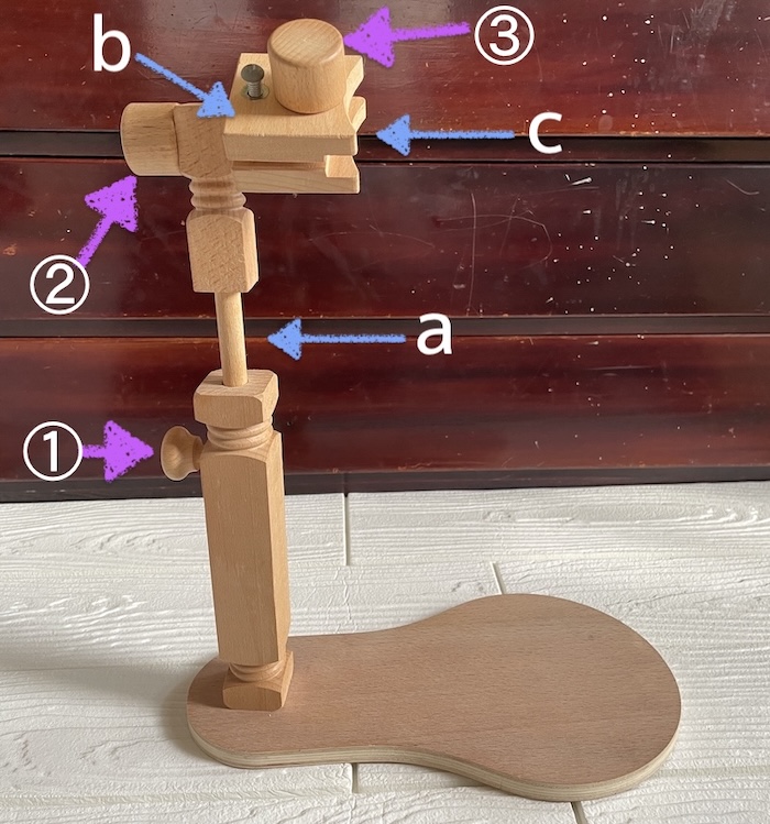 シンプルな木製刺繍スタンド　角度調整するネジ