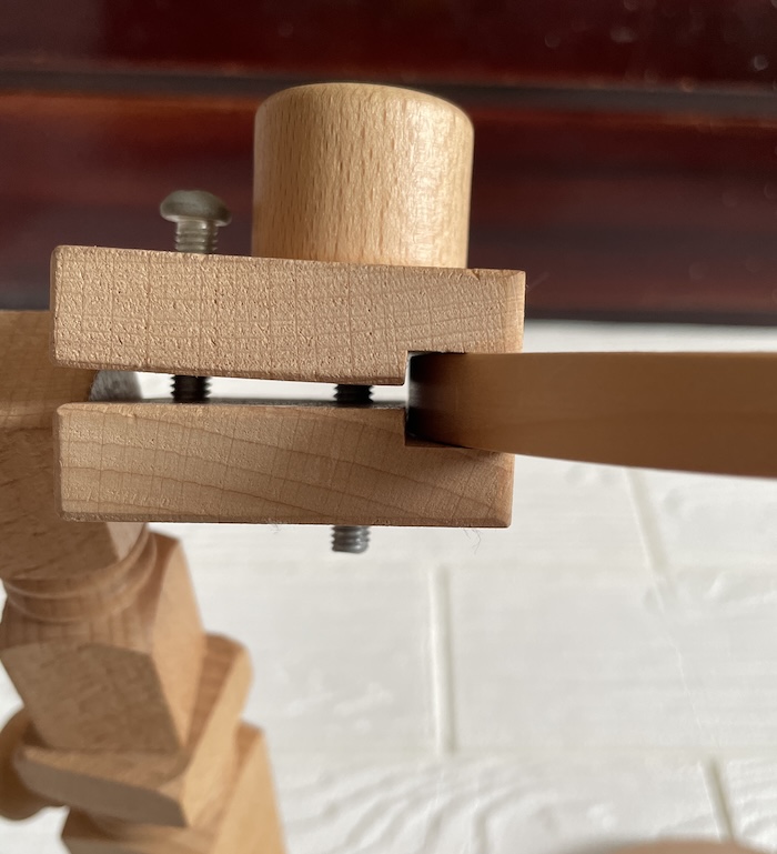 シンプルな木製刺繍スタンド　謎のネジの使い方