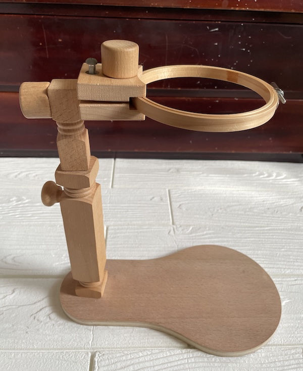 シンプル木製刺繍スタンド　刺繍枠の角度