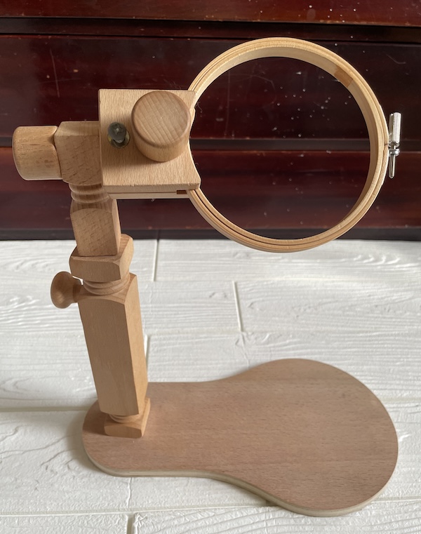 シンプル木製刺繍スタンド　刺繍枠の角度