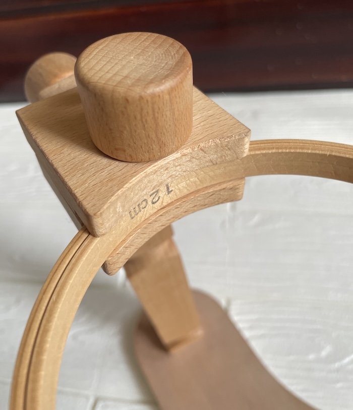 木製刺繍スタンド　刺繍枠をセットしたところ