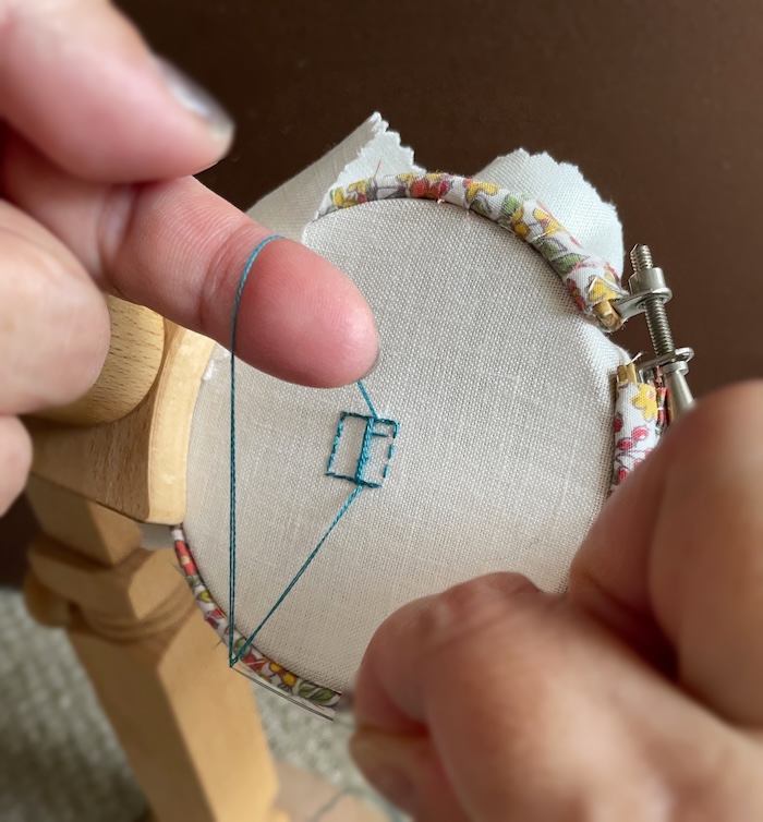 シンプル木製刺繍スタンド　両手が使えるので刺しやすい