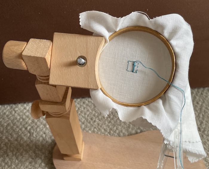 シンプル木製刺繍スタンド　刺繍枠の裏も見やすい