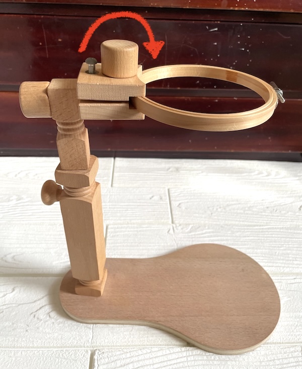 シンプル木製刺繍スタンド　曲がってほしい角度に曲げられない