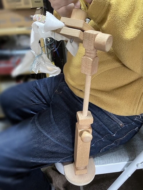 木製刺繍スタンド　太ももで支える