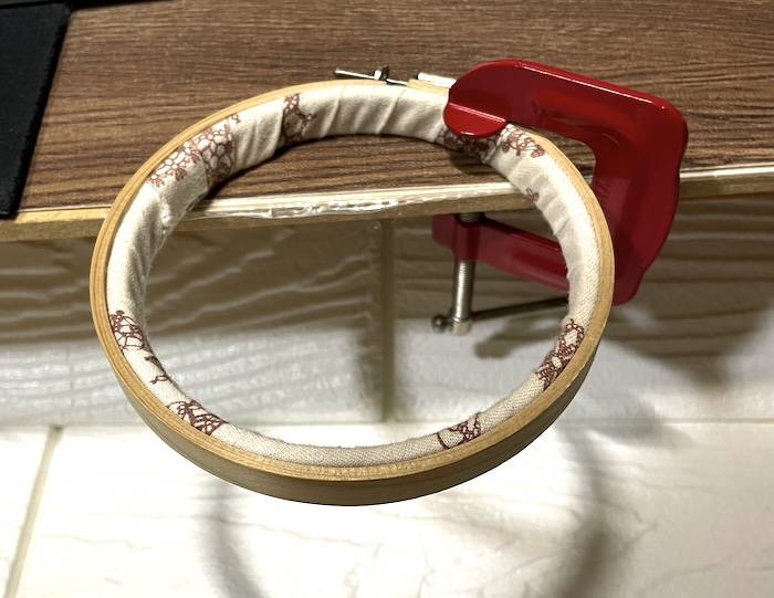 テーブルにクランプをつけて刺繍枠を固定
