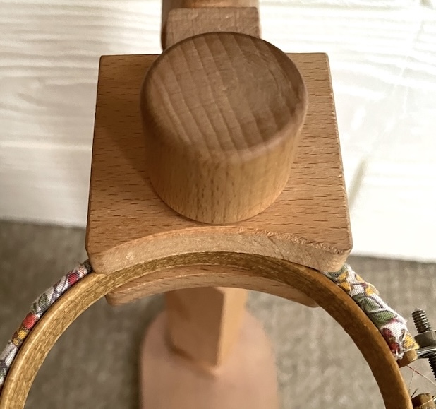 シンプルな木製刺繍スタンド　8センチの刺繍枠も使える