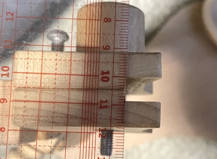 木製刺繍スタンド　刺繍枠を挟む部分