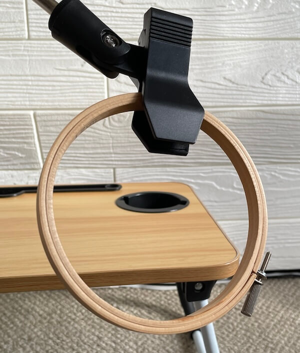 アーム式刺繍スタンド　刺繍枠はクリップで固定