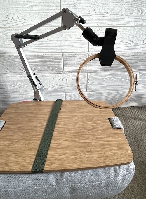 アーム式刺繍スタンド　膝上クッションに固定