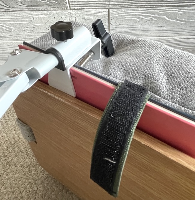 アーム式刺繍スタンド　膝上クッションに固定