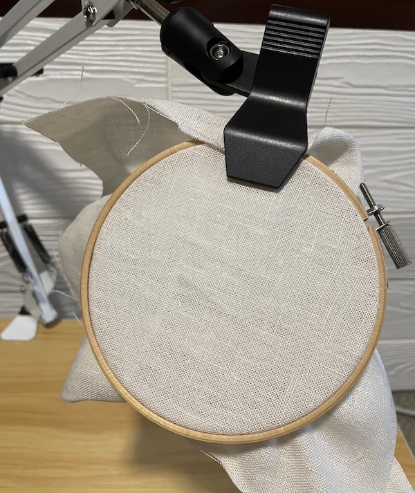 アーム式刺繍スタンド　刺繍枠はクリップで固定