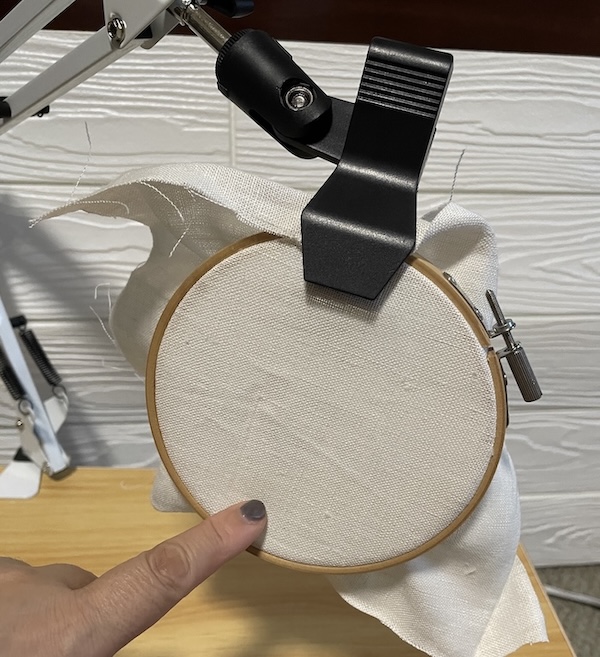 アーム式刺繍スタンド　刺繍枠はクリップで固定