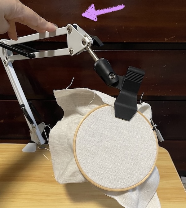 アーム式刺繍スタンド　アームを動かす