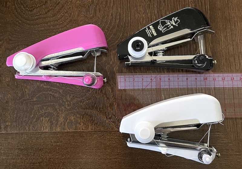 ほぼ同じ形のハンディミシンが3種類