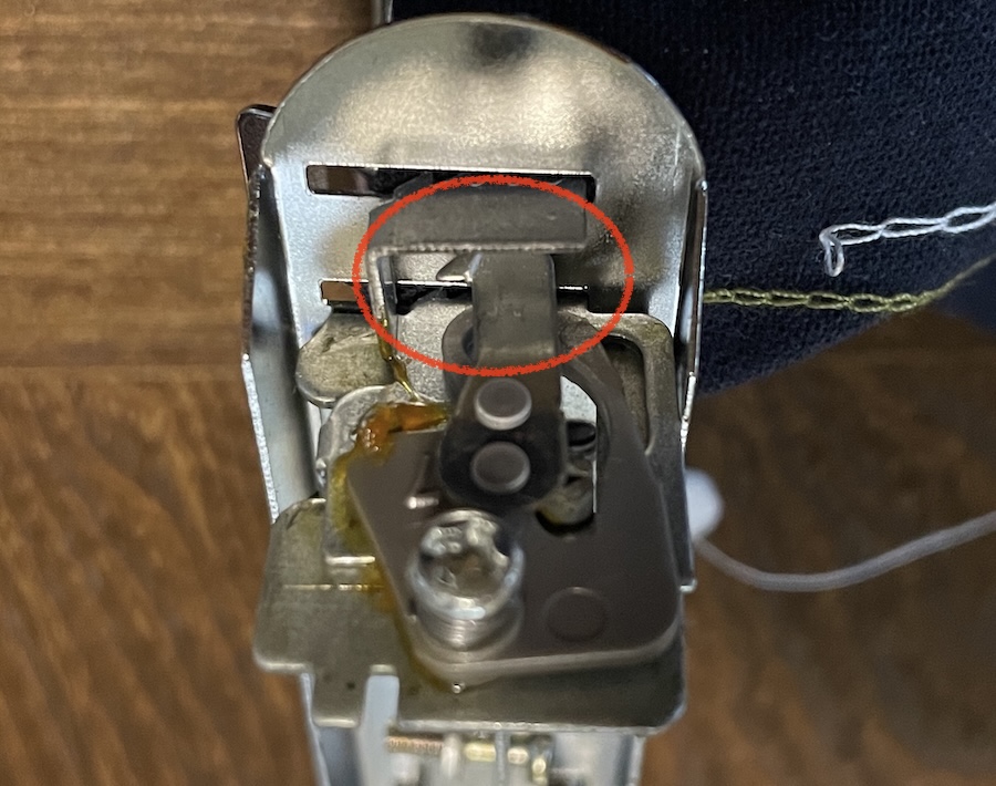 ハンディミシンの中身(糸がかかっている)