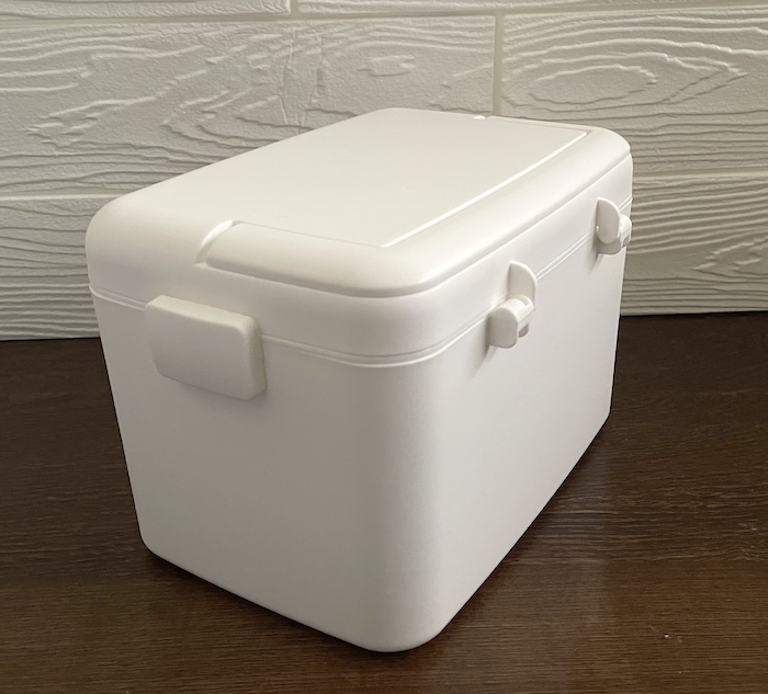 スタプロで見つけた白い収納箱　両脇にロックがある