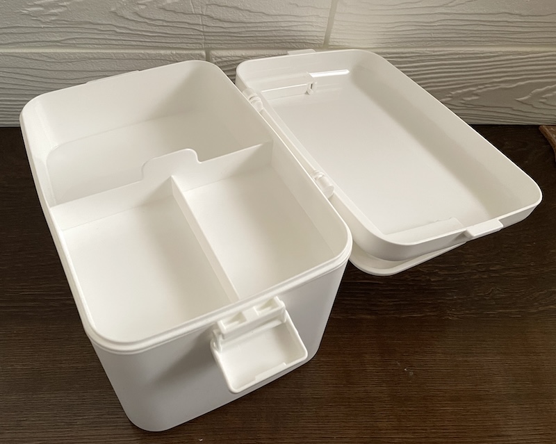 スタプロで見つけた白い収納箱　仕切りがついている