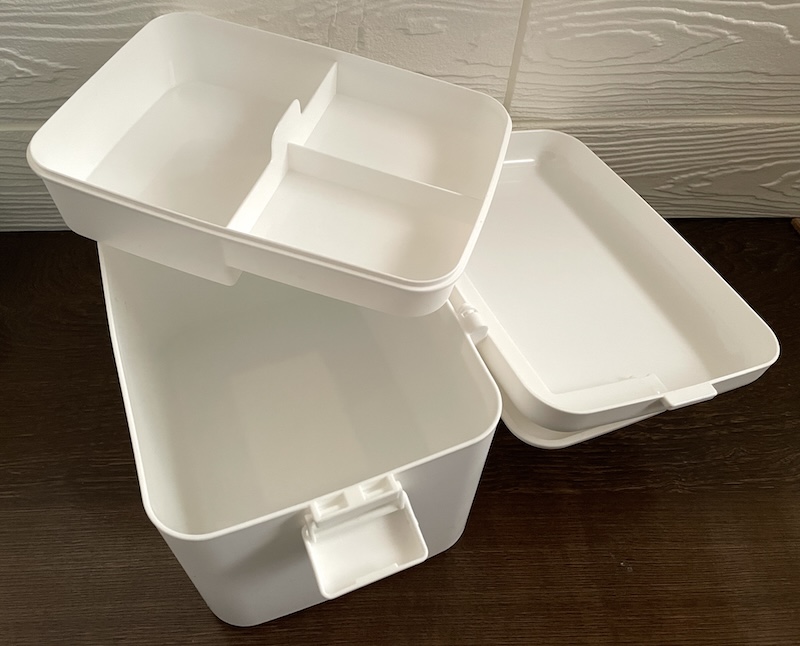 スタプロで見つけた白い収納箱　仕切りの下は深いスペース