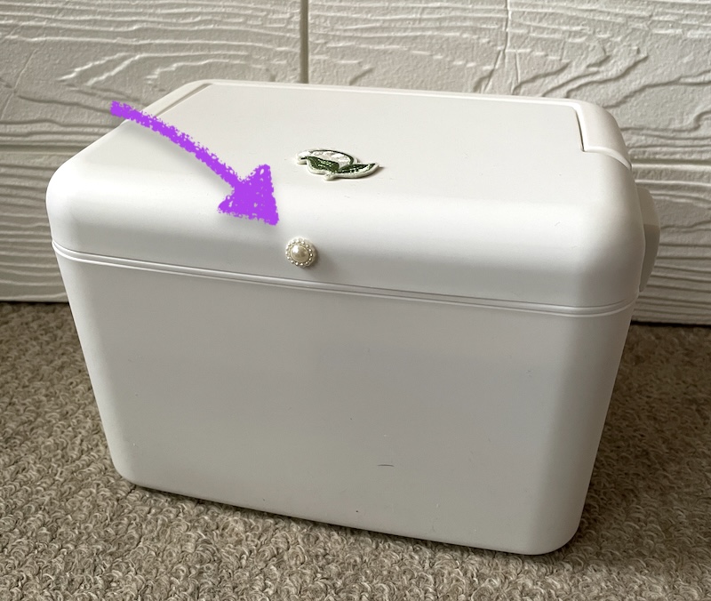 スタプロで見つけた白い収納箱　シールで開けやすくする