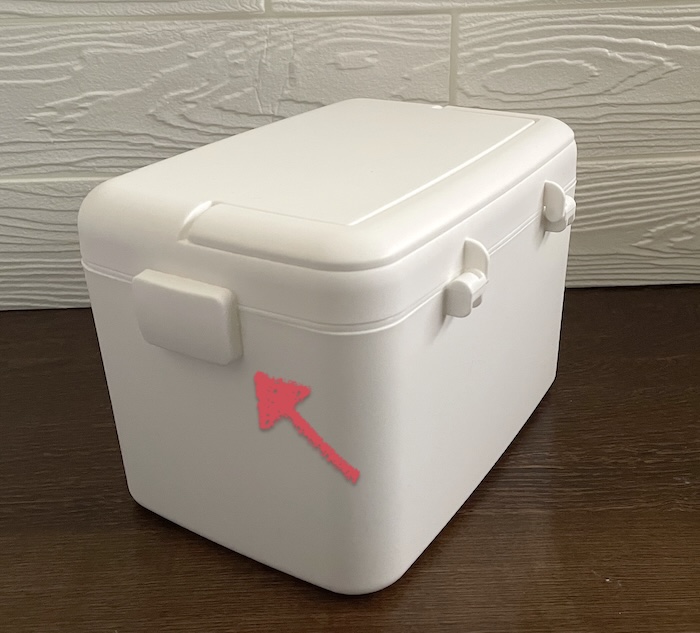 スタプロで見つけた白い収納箱　両脇にロックがある