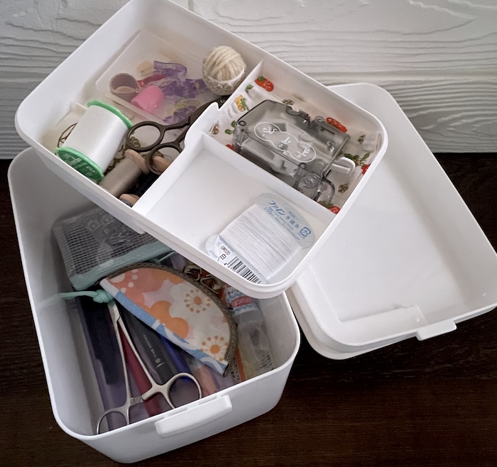 スタプロで見つけた白い収納箱　裁縫箱として利用