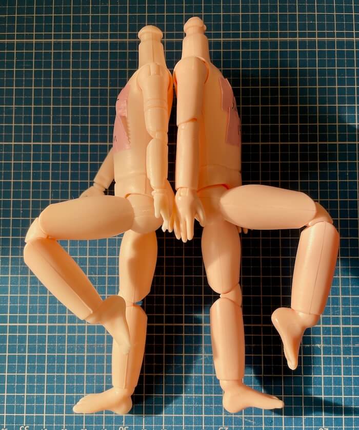 膝の曲がり方が違う｜100均ドールボディ19センチ　ダイソー・セリアを比較