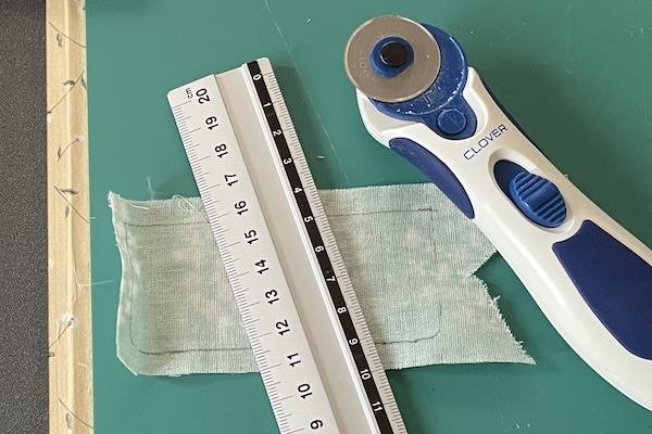 布に形を写して、ロータリーカッターで切る